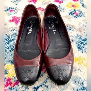 Chanel burgundy and navy ballet cap toe flats with cc logo